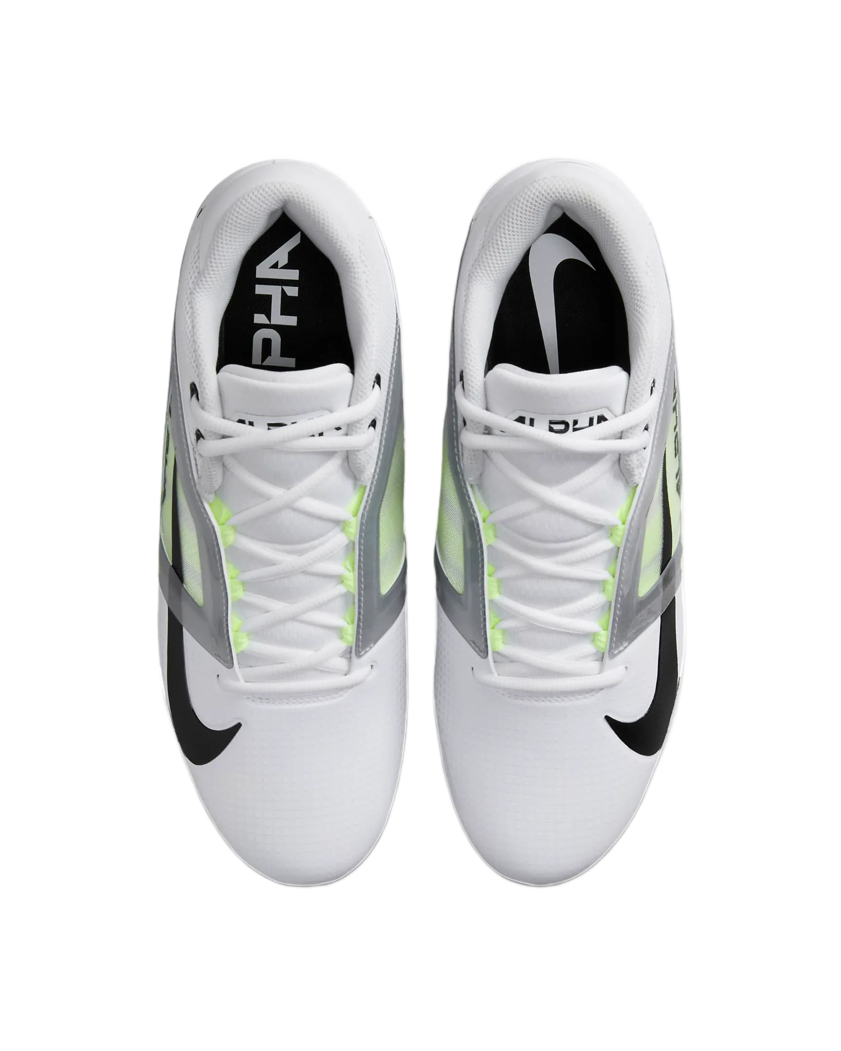 Draufsicht auf weiße Nike Alpha Menace 4 Pro Stollenschuhe mit schwarzem Swoosh und grünen Akzenten, entwickelt für Langlebigkeit und Atmungsaktivität.