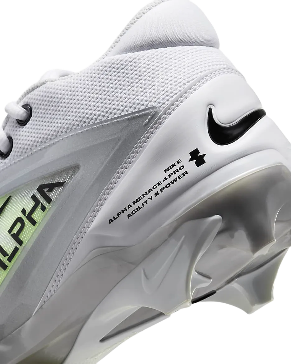Nahaufnahme des Nike Alpha Menace 4 Pro Football-Stollenschuhs mit weißem Obermaterial, schwarzem Nike Swoosh und geformten Stollen für Agilität und Power.