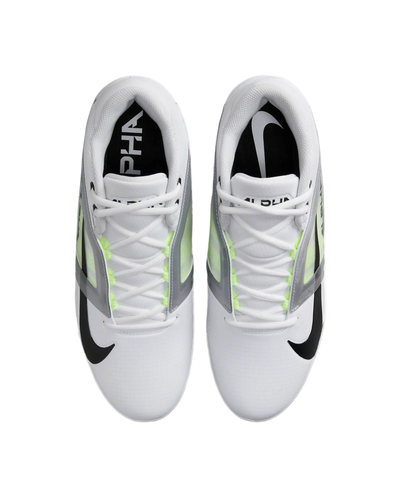 Draufsicht auf weiße Nike Alpha Menace 4 Pro Stollenschuhe mit schwarzem Swoosh und grünen Akzenten, entwickelt für Langlebigkeit und Atmungsaktivität.