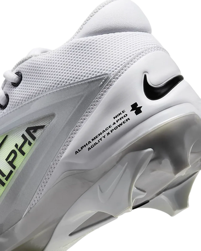 Nahaufnahme des Nike Alpha Menace 4 Pro Football-Stollenschuhs mit weißem Obermaterial, schwarzem Nike Swoosh und geformten Stollen für Agilität und Power.